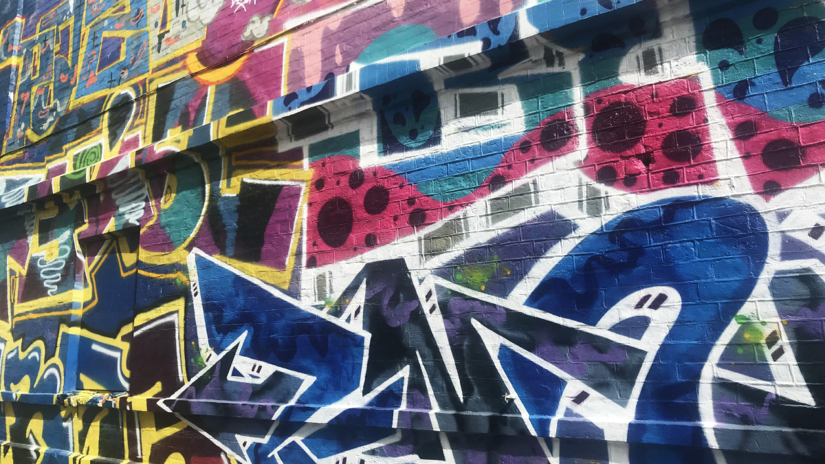 На стене и за углом