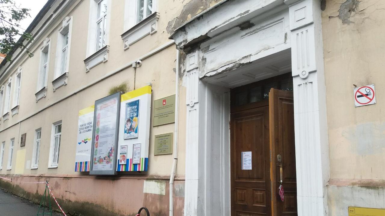 В Дзержинском районе начнут принудительный демонтаж более трёх десятков вывесок