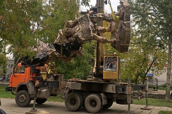 Скандальный памятник Воздушно-десантным войскам увезли в Екатеринбург на ремонт