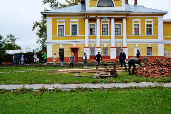 Волонтёры благоустроили территорию музеев «Пермь-36» и «Усолье Строгановское»