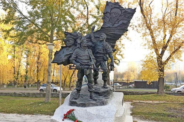 Памятник Воздушно-десантным войскам вернули на место