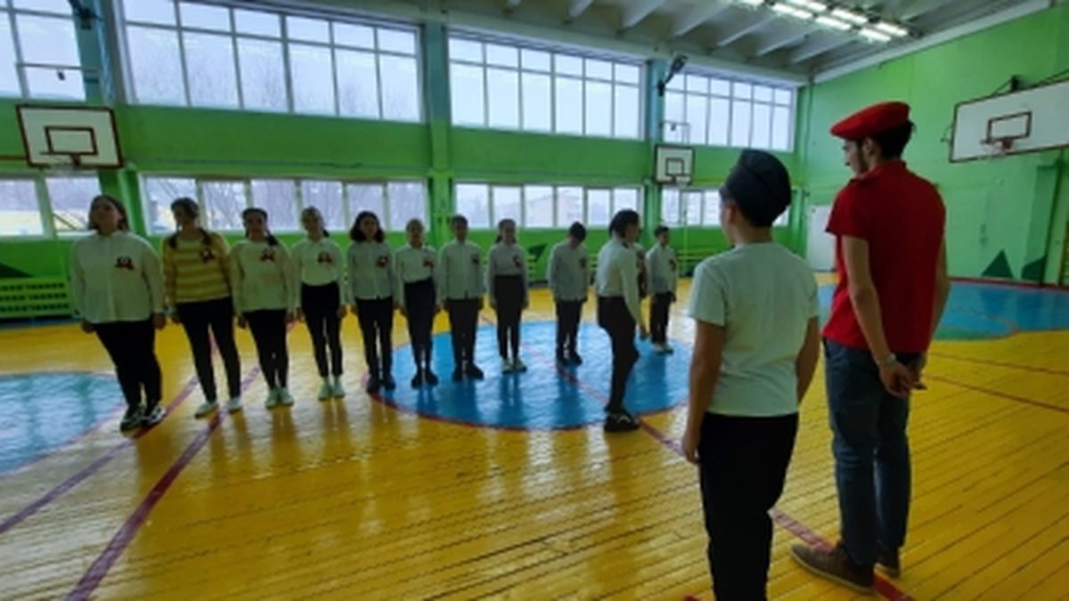 В пермской школе №24 прошёл районный смотр строя и песни «Виват, Россия!»<div><br></div>