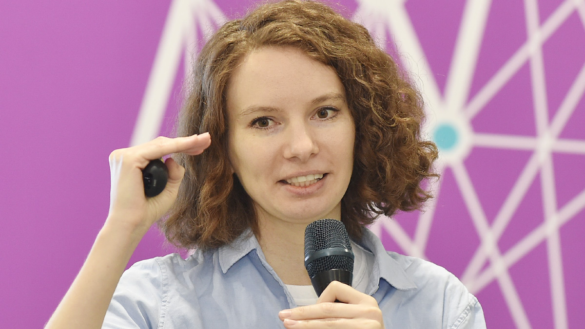 «Между нами как минимум два экрана»