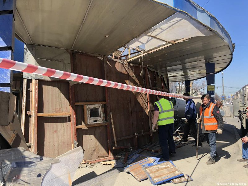 В центре Перми демонтируют остановочный павильон