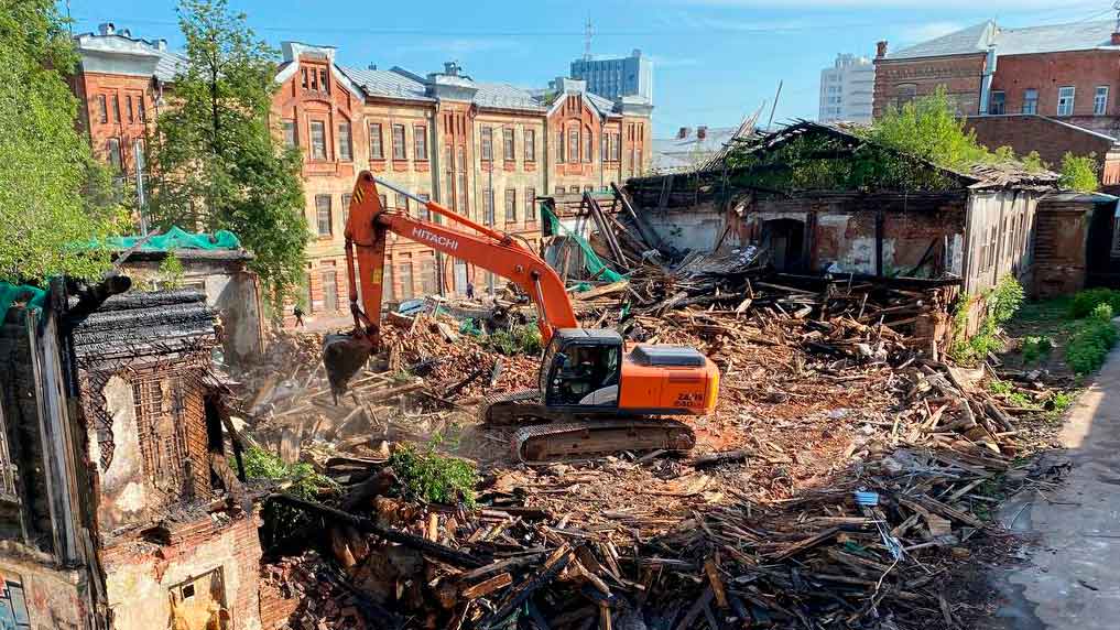 В центре Перми начался демонтаж Дома уездного земства 