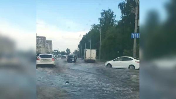 После сильного ливня в Перми затопило шоссе Космонавтов