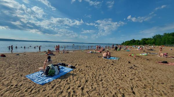 На пермском пляже у КамГЭС сотрудники Роспотребнадзора разрешили купаться 
