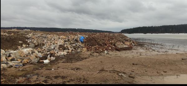 Жители Полазны жалуются на незаконный сброс мусора в Камское водохранилище