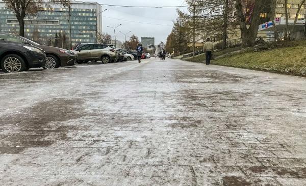 В Перми подрядчики начали обрабатывать дороги противогололёдной смесью