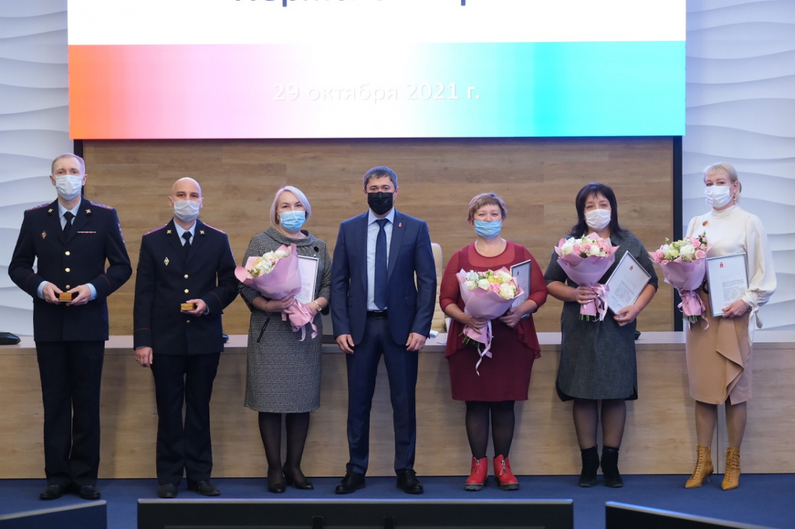 Краевое правительство наградило жителей, проявивших себя во время трагедии в ПГНИУ 