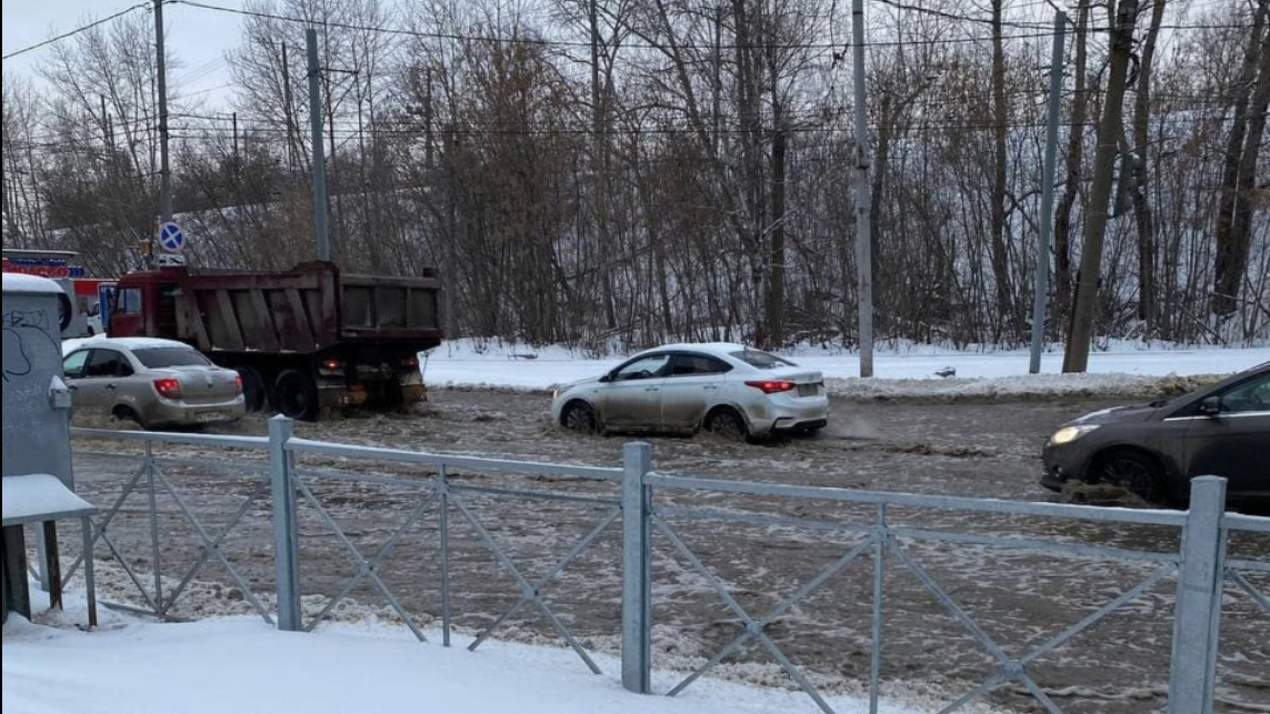 В Перми устраняют последствия разлива воды на улице Локомотивной