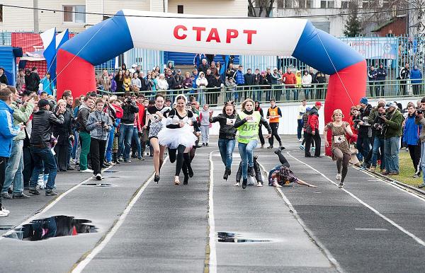 Весёлые старты на стадионе «Динамо»: бег на каблуках