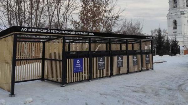 В Перми установили первую контейнерную площадку для мусора по новому стандарту