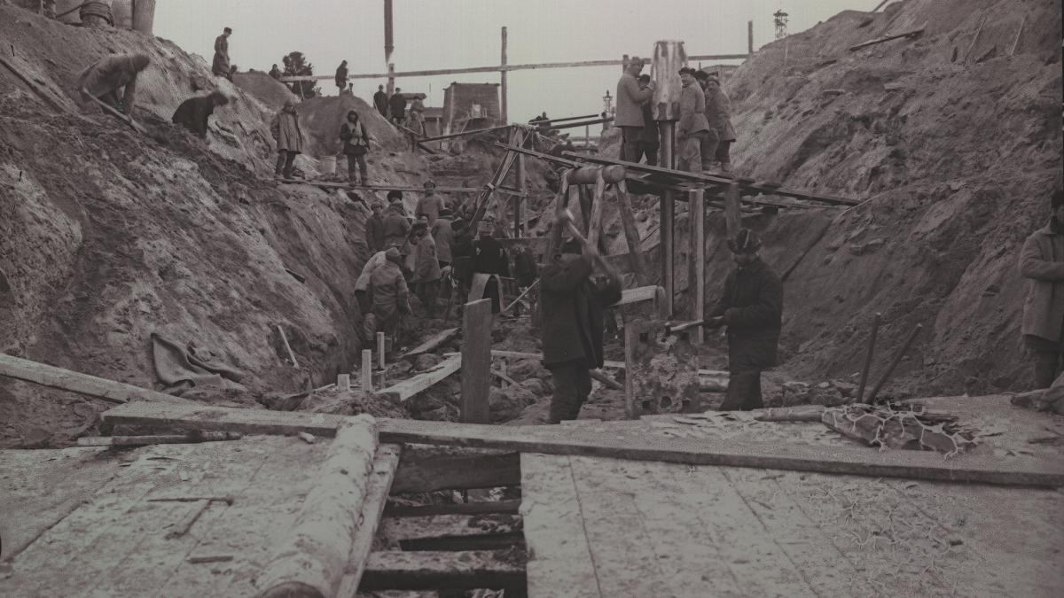 Рабочие во время строительства галереи насосной станции 10 ноября 1930 года 2