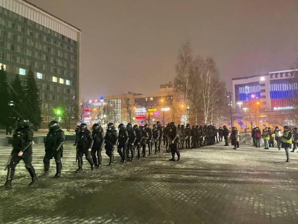 В ходе пермской акции протеста против военных действий на Украине задержано около 30 человек