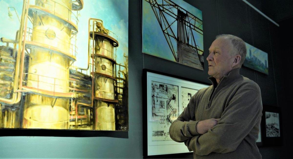 Юрий Устинов на выставке Индустриальный пейзаж