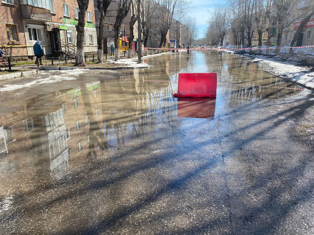 В поселке Яйва уровень поверхностных талых вод на ул. Парковой снизился