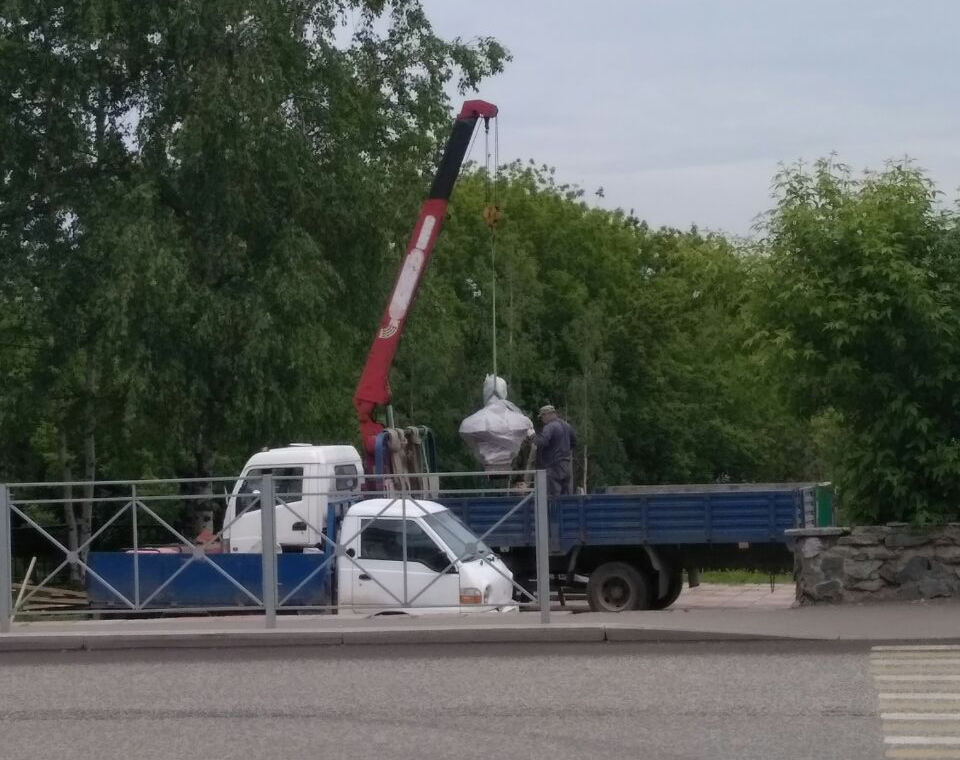 В сквере Решетникова в Перми началась установка скульптурного бюста Михаила Романова