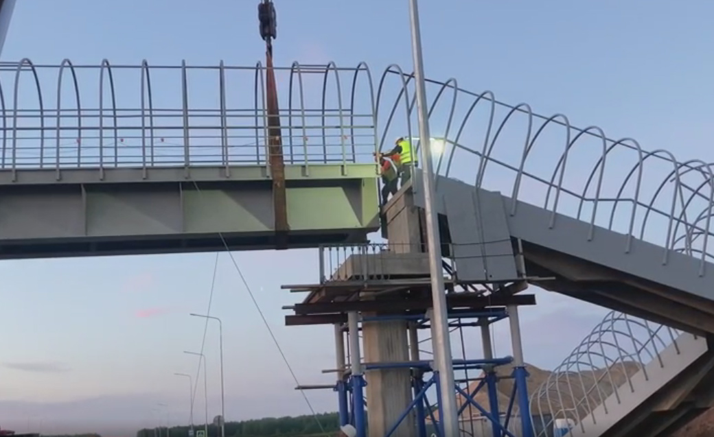 На трассе Пермь–Екатеринбург восстановили разрушенный грузовиком пешеходный переход