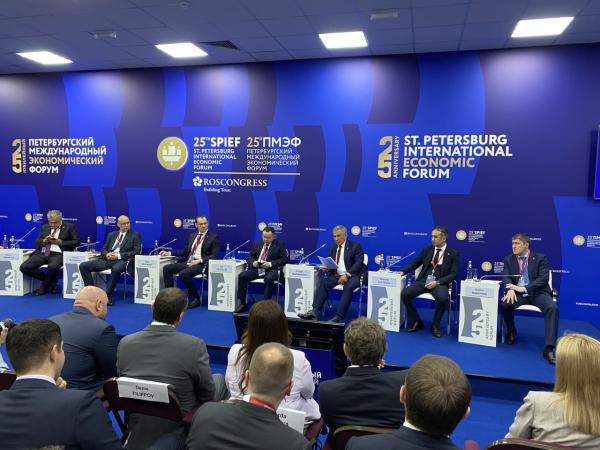 <div>На ПМЭФ-2022 краевые власти заключили 14 соглашений о сотрудничестве</div>
