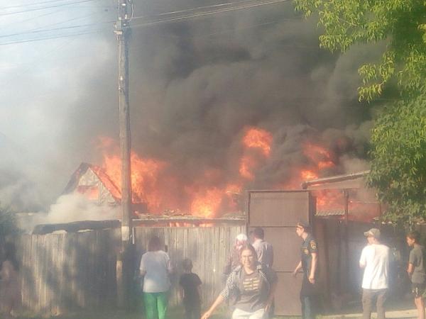 В Пермском крае в пожаре сгорели две бани и гараж