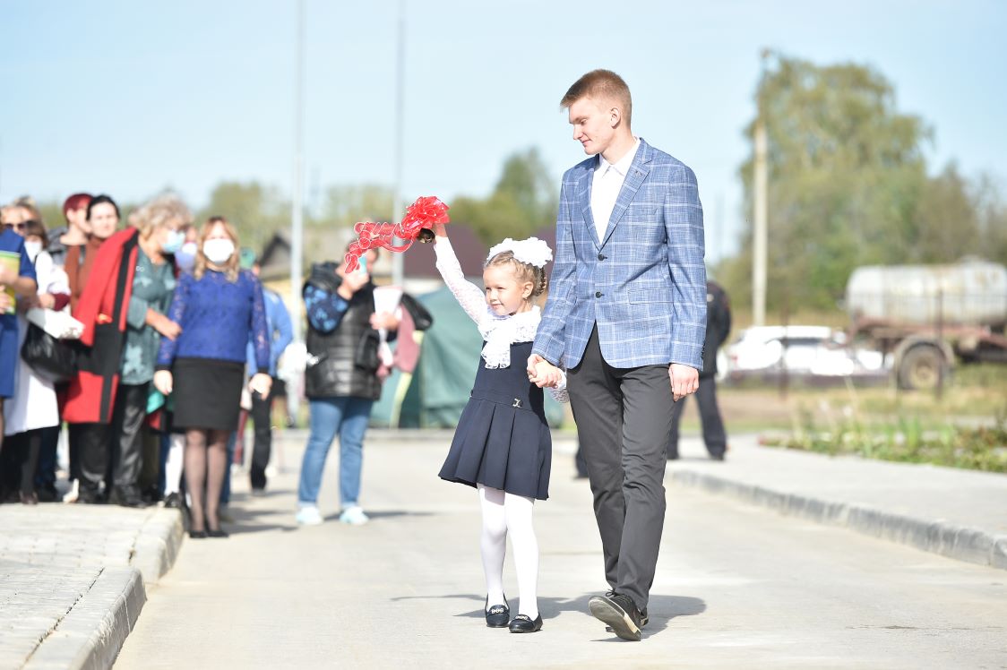 Почти 40 тыс. школьников из многодетных малоимущих семей получат выплаты на приобретение формы