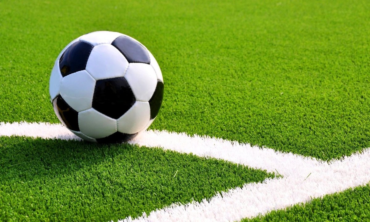 футбол искусственный газон мяч
