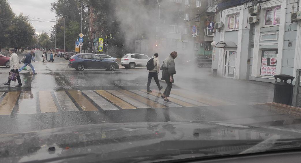Перекрёсток в центре Перми затопило горячей водой 