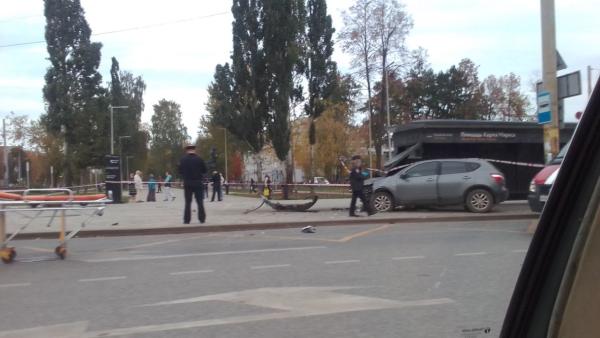 В центре Перми автомобиль протаранил остановку общественного транспорта 