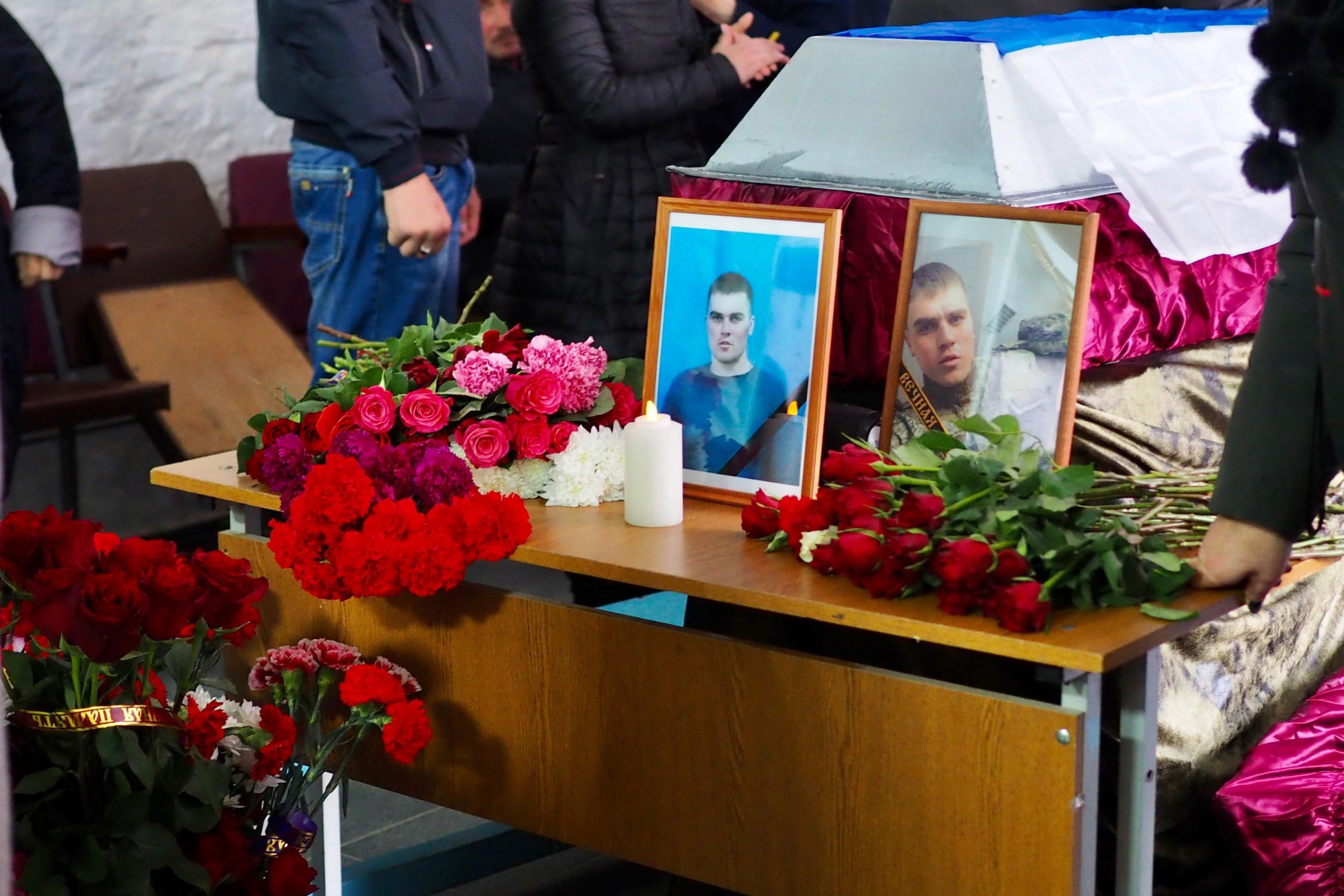 Родственники погибших в спецоперации. Прощание с военнослужащими погибшими на Украине. Убитые российские солдаты 2022. Простились с погибшим в ходе спецоперации.