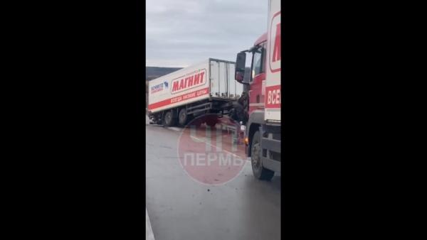 В Прикамье грузовик торговой сети «Магнит» перевернулся на трассе