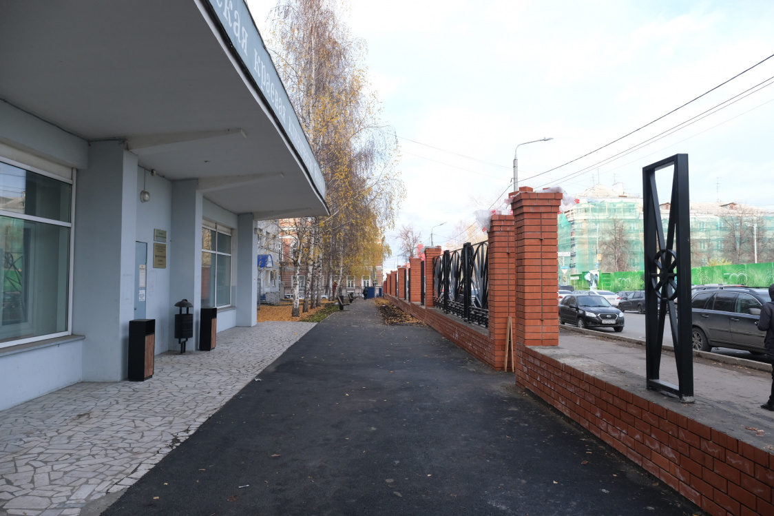Работы по благоустройству территории Пермской краевой больницы завершат в ноябре