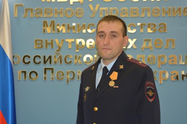 Глава МВД Колокольцев наградил медалью полицейского из Пермского края