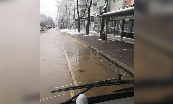Из-за аварии ул. Луначарского в Перми затопило водой
