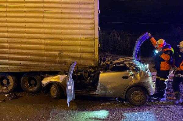 На Восточном обходе Перми в аварии с грузовиком погибли два человека