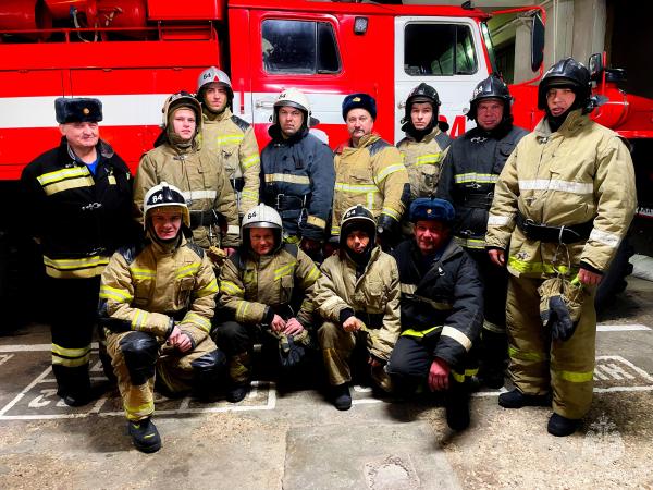 В Пермском крае 31 декабря пожарные спасли шесть человек из горящего дома