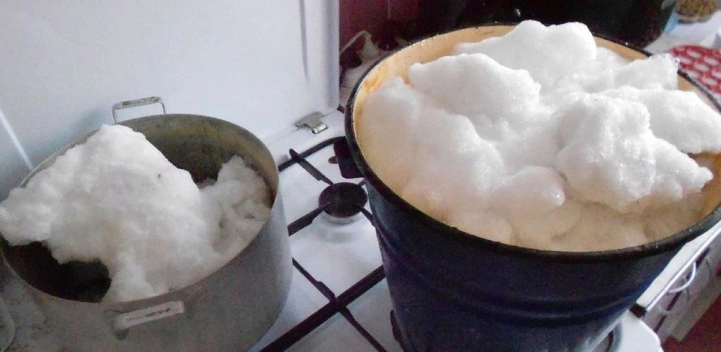 <div>В одной из деревень Пермского края из-за отсутствия воды жители топят снег</div>