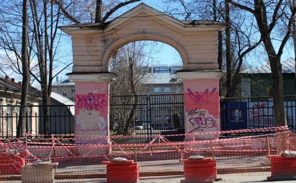 <div>Реставрацию ограды с воротами Пермского педуниверситета закончат в конце марта</div>