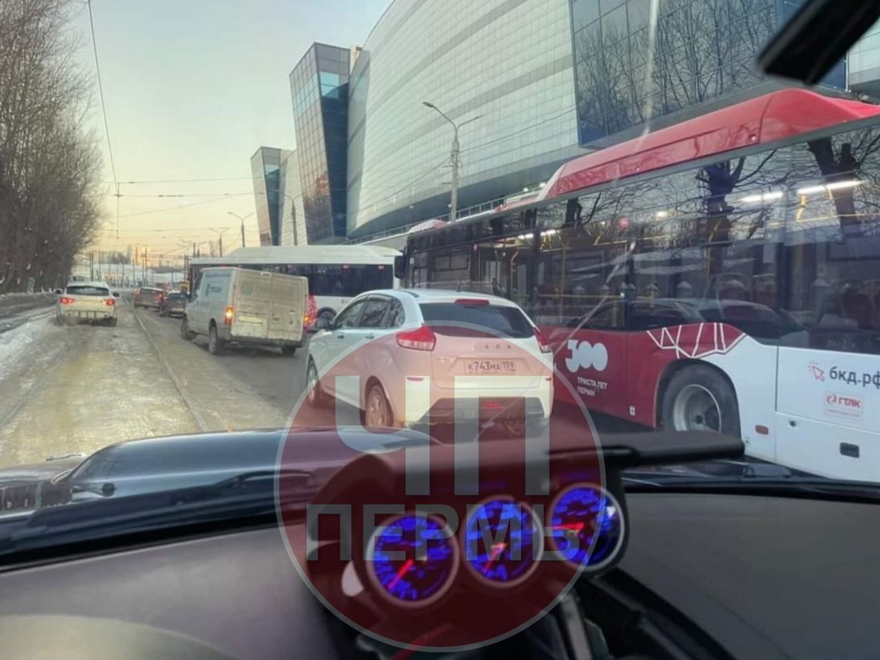 В центре Перми у ТЦ «Семь пятниц» произошло массовое ДТП