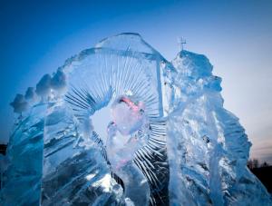 <div>В Перми на эспланаде установили ледяную инсталляцию «Сердце Пармы»</div>