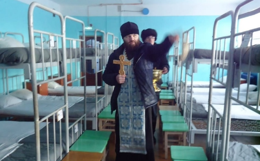 <div>В Пермском крае освятили колонию, где на лесопилке погиб заключённый</div>