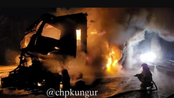 На трассе Пермь—Екатеринбург из-за столкновения двух грузовиков начался пожар