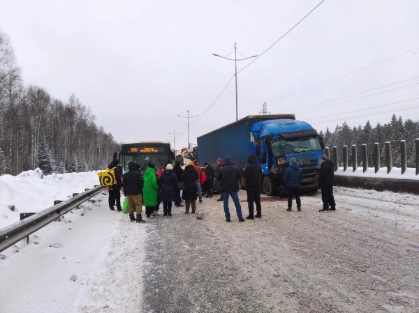 <div>В Перми на трассе под Краснокамском пассажирский автобус попал в ДТП</div>