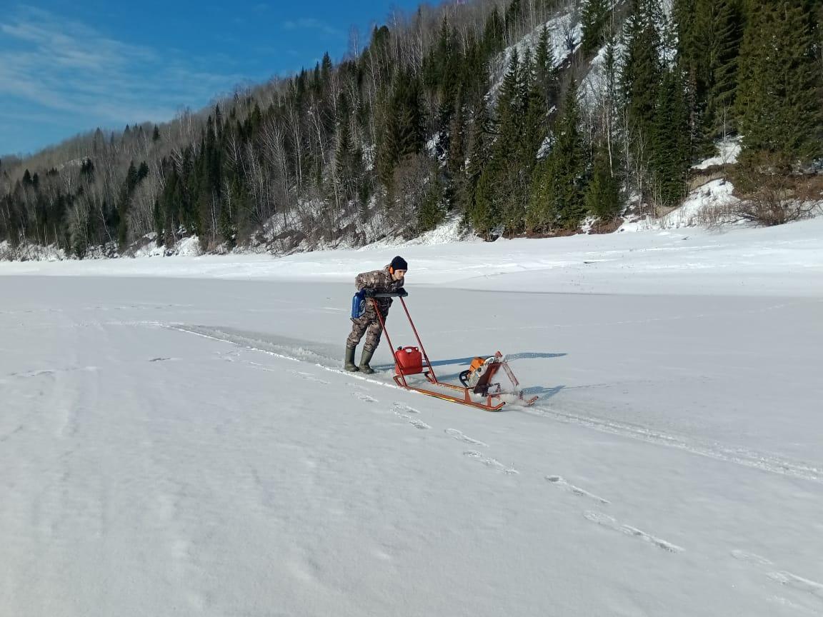 В Пермском крае начали резать лёд на Усьве