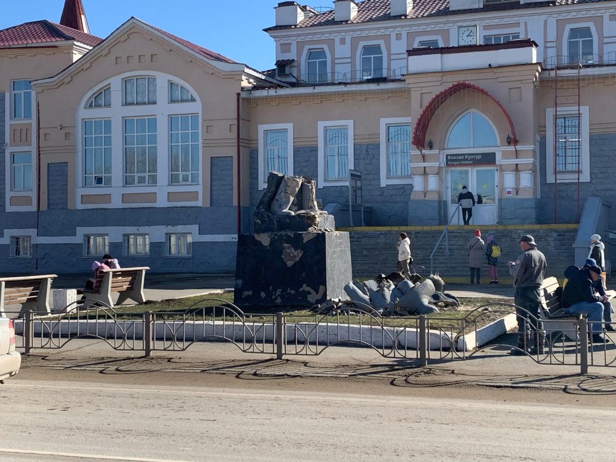 обрушение памятника Ленину в Кунгуре