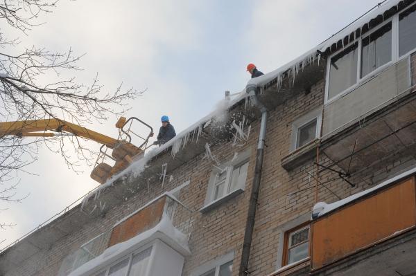В Перми выявлено более тысячи нарушений по уборке снега и наледи с крыш