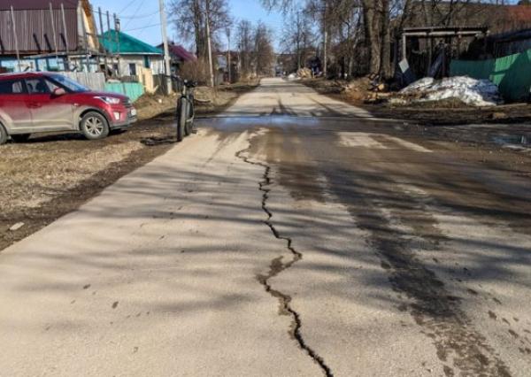 В Добрянке чиновники пообещали отремонтировать новую дорогу с широкими трещинами до 1 июля