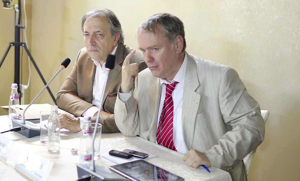 Депутатский клуб отметил свою годовщину дискуссией на актуальные темы  