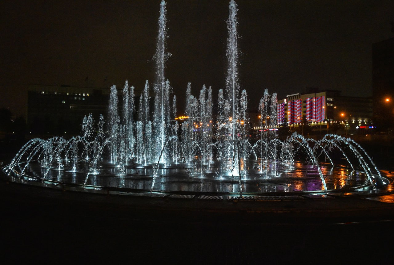 Парк в минске горького фонтан. Музыкальный фонтан в бресте. Время работы фонтанов. Светомузыкальный фонтан в царицыно. Парк царицыно поющие фонтаны.