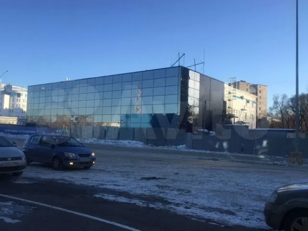 В Перми рядом с «Лентой» в Мотовилихе продаётся здание с панорамными окнами